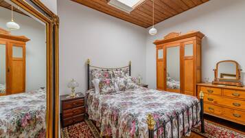 1 slaapkamer, een strijkplank/strijkijzer, beddengoed