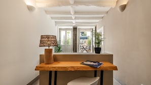 Un interior moderno con una mesa de madera, una silla blanca y una lámpara.