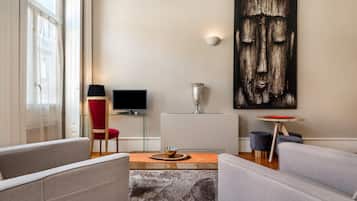 Junior Quadruple Room, City View (Wapa) | Living room | 22-inch TV with cable channels, books