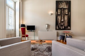 Junior-Vierbettzimmer, Stadtblick (Wapa) | Wohnzimmer | 22-Zoll-Fernseher mit Kabelempfang, Bücher