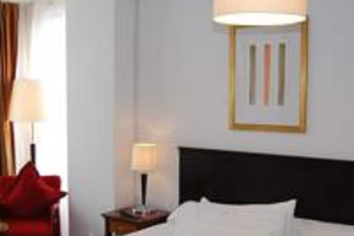 In-room safe, laptop workspace, iron/ironing board, free WiFi