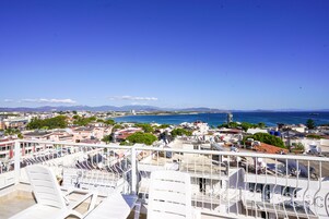 Tengerpartra/óceánra néző