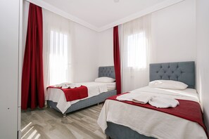 公寓, 2 間臥室 | 書桌、熨斗/熨衫板、床單