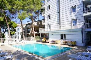 Piscine extérieure (ouverte en saison)
