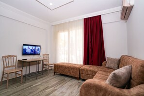 公寓, 1 間臥室 | 書桌、熨斗/熨衫板、床單