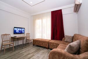 公寓, 1 间卧室 | 办公桌、熨斗/熨板、床单