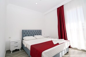 Escritorio, tabla de planchar con plancha y ropa de cama 