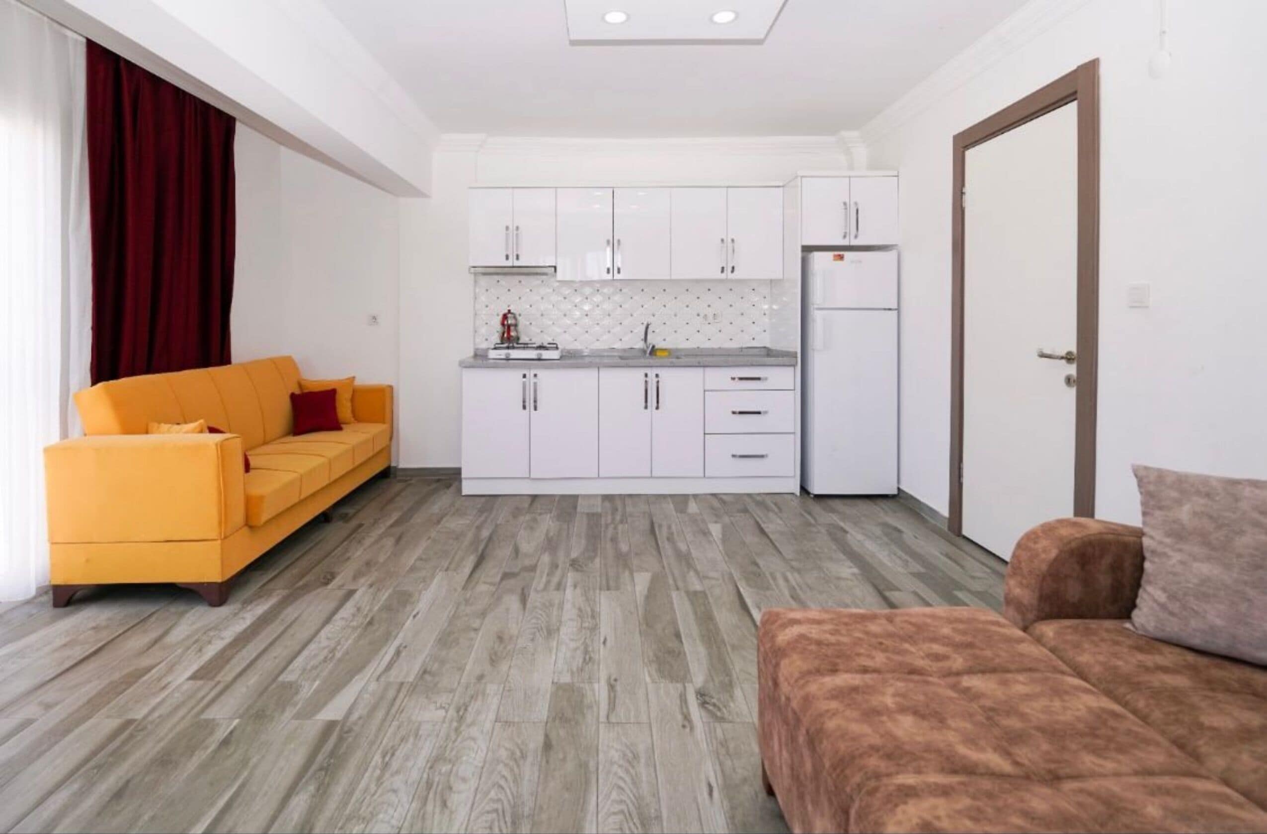 Deluxe suite, balkon, uitzicht op zee | Woonruimte | Een lcd-televisie