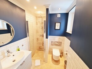 Deluxe Double Room | Bathroom | Shower, hair dryer, towels, soap