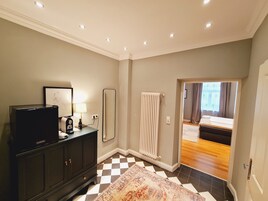 Habitación doble superior | Zona de estar | Una televisión de pantalla plana