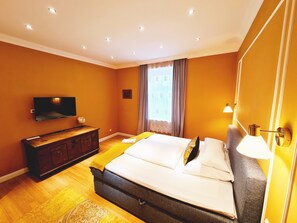 Deluxe Double Room | 1 bedroom, individually decorated, individually furnished, desk