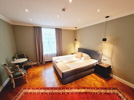 Habitación Deluxe doble | Zona de estar | Una televisión de pantalla plana