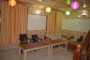 Lobby sitting area - Adb Rooms Royal Shivam Cottage (Kullu)