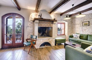 Smart TV, fireplace, DVD player - Rustic Holiday Home with heated pool near Pula (Marčana)