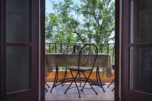 Outdoor dining - Rustic Holiday Home with heated pool near Pula (Marčana)