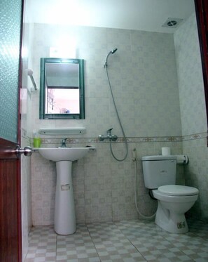 Shower, rainfall showerhead, free toiletries, hair dryer