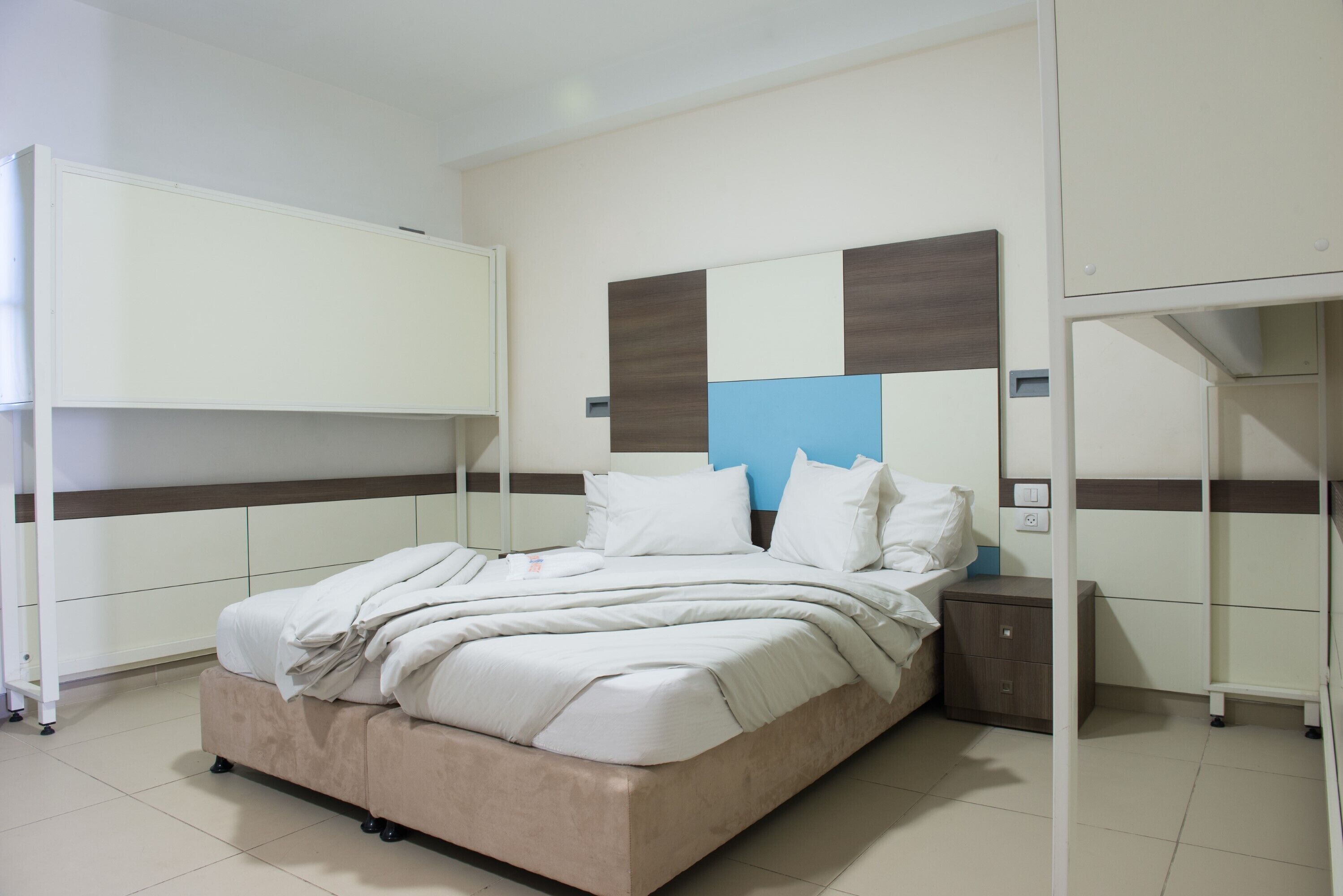 Minibar, cortinas blackout y sistema de insonorización 