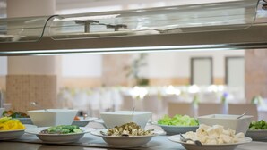 朝食 (ビュッフェ)、毎日提供 (無料)