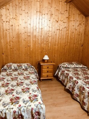 Cots/infant beds, rollaway beds, bed sheets