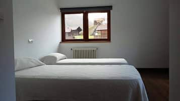 1 dormitori, bressols, llits addicionals i roba de llit