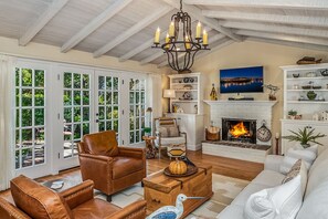 TV, fireplace, DVD player, books - 3791 Little Sandpiper Cottage ~ Near Town & Beach (Carmel-by-the-Sea)
