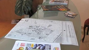 A reception area with a glass table displaying a map, brochures, and a plant. - BnB 95mo (Lecce)