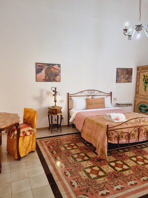 Deluxe dubbelrum - 1 sovrum - icke-rökare - eget badrum | Skrivbord, arbetsyta för laptop och sängkläder