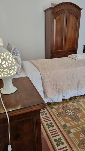 Desk, laptop workspace, bed sheets - BnB 95mo (Lecce)