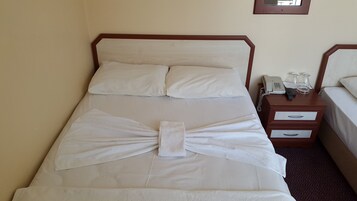 Ropa de cama de alta calidad y espacio para trabajar con laptop 