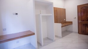 Un baño moderno con tocador de madera, lavamanos y inodoro.