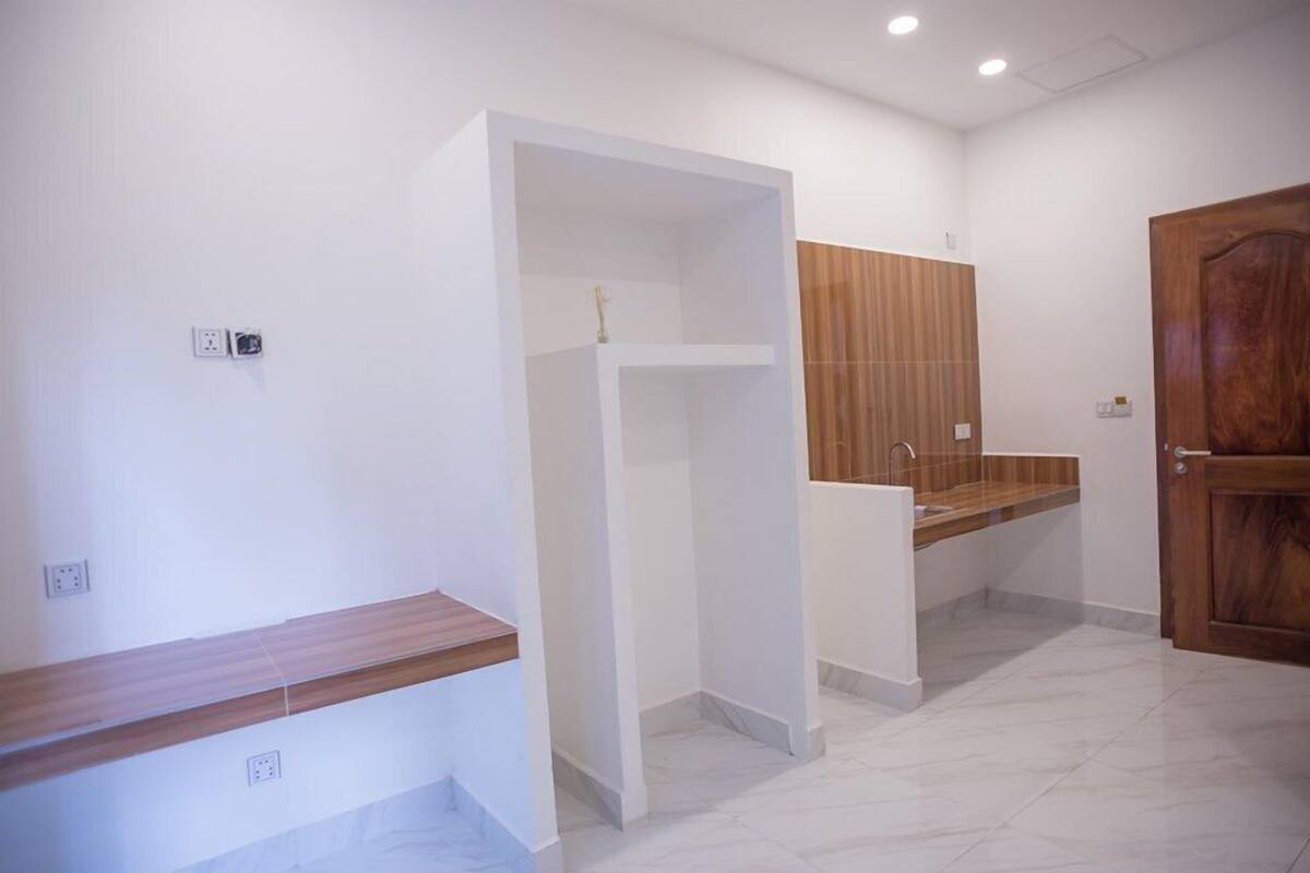 Un bany modern amb un moble de tocador de fusta, un lavabo i un vàter.