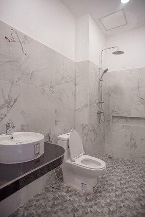 Shower, rainfall showerhead, free toiletries, hair dryer - Pengthol Residence (Siem Reap)