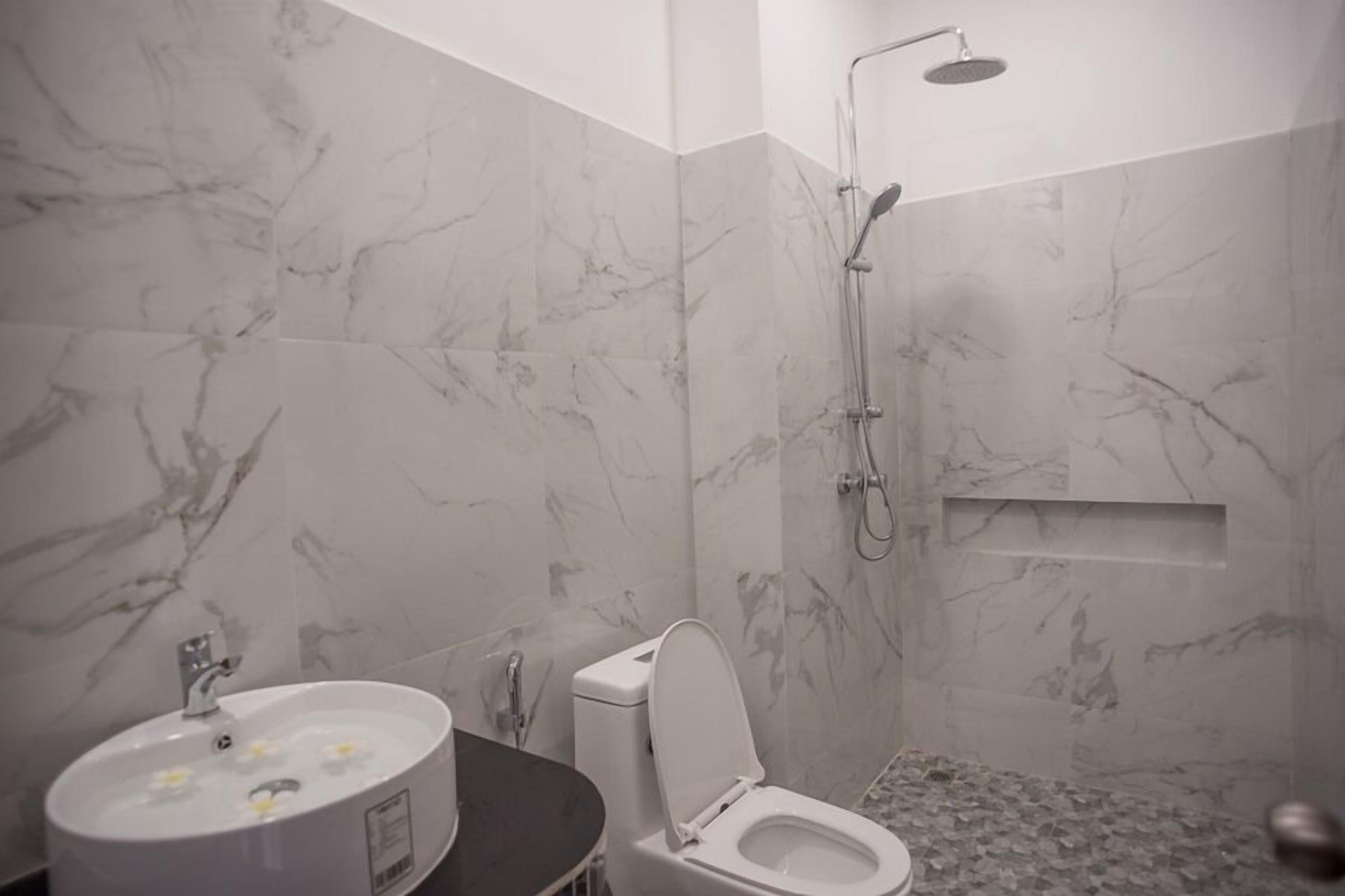 Shower, rainfall showerhead, free toiletries, hair dryer