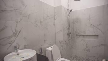 Shower, rainfall showerhead, free toiletries, hair dryer
