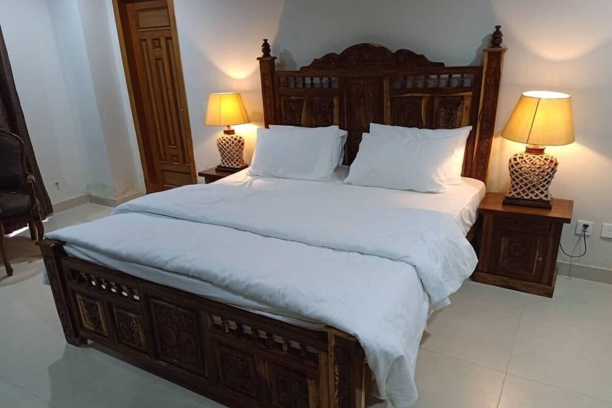 Deluxe Double or Twin Room, 1 Bedroom | In-room safe, desk, laptop workspace, blackout curtains