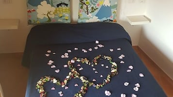 Doppia Romantica, vista mare | Minibar, una scrivania, Wi-Fi gratuito, lenzuola