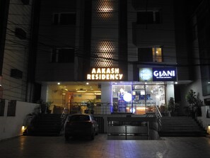 A building with a sign for 'Aakash Residency' and 'Giani' on the ground floor. - Hotel Aakash Residency (Dehradun)
