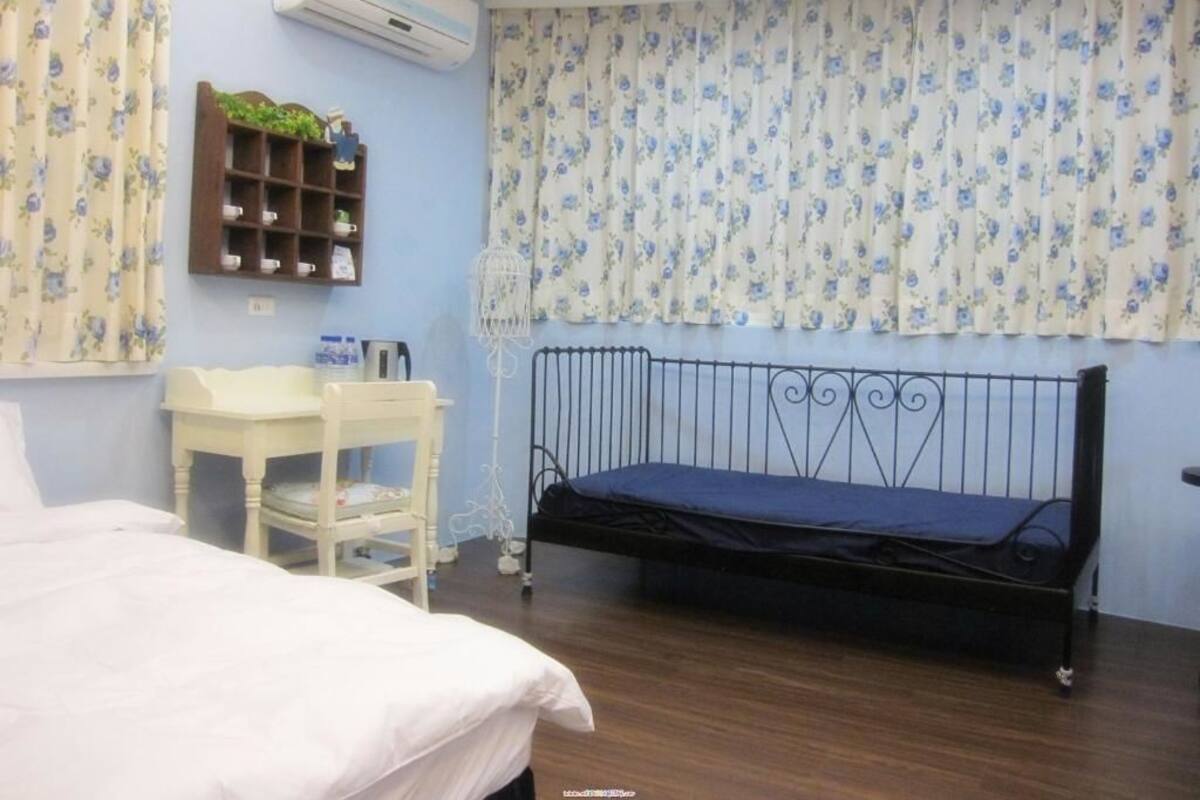 Family Room (0413) | Desk, blackout drapes, free WiFi, bed sheets