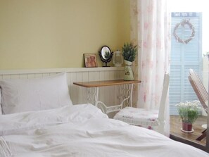 Desk, blackout curtains, free WiFi, bed sheets - Sweet Home 101 (Guangfu)