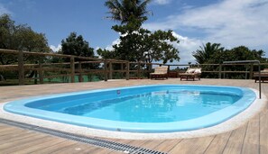 Piscina a l'aire lliure (horari: 09:30-21:00) i gandules