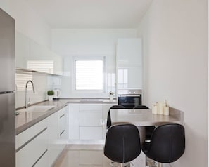 Departamento de diseñador | Cocina privada | Refrigerador con congelador, microondas, horno y parrilla de estufa 