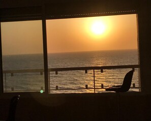 42-英寸等离子电视（配备有线频道）、电视、收费电影