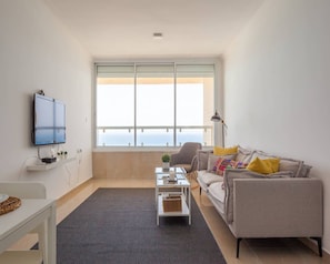 42-inch plasma TV with cable channels, TV, pay films - 3BR Apt Beach View Best Loc Bat-Yam (Bat Yam)