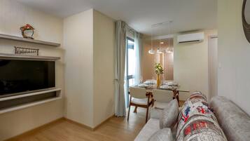 Signature-Zimmer, 2 Schlafzimmer, Meerblick | Wohnbereich | Flachbildfernseher