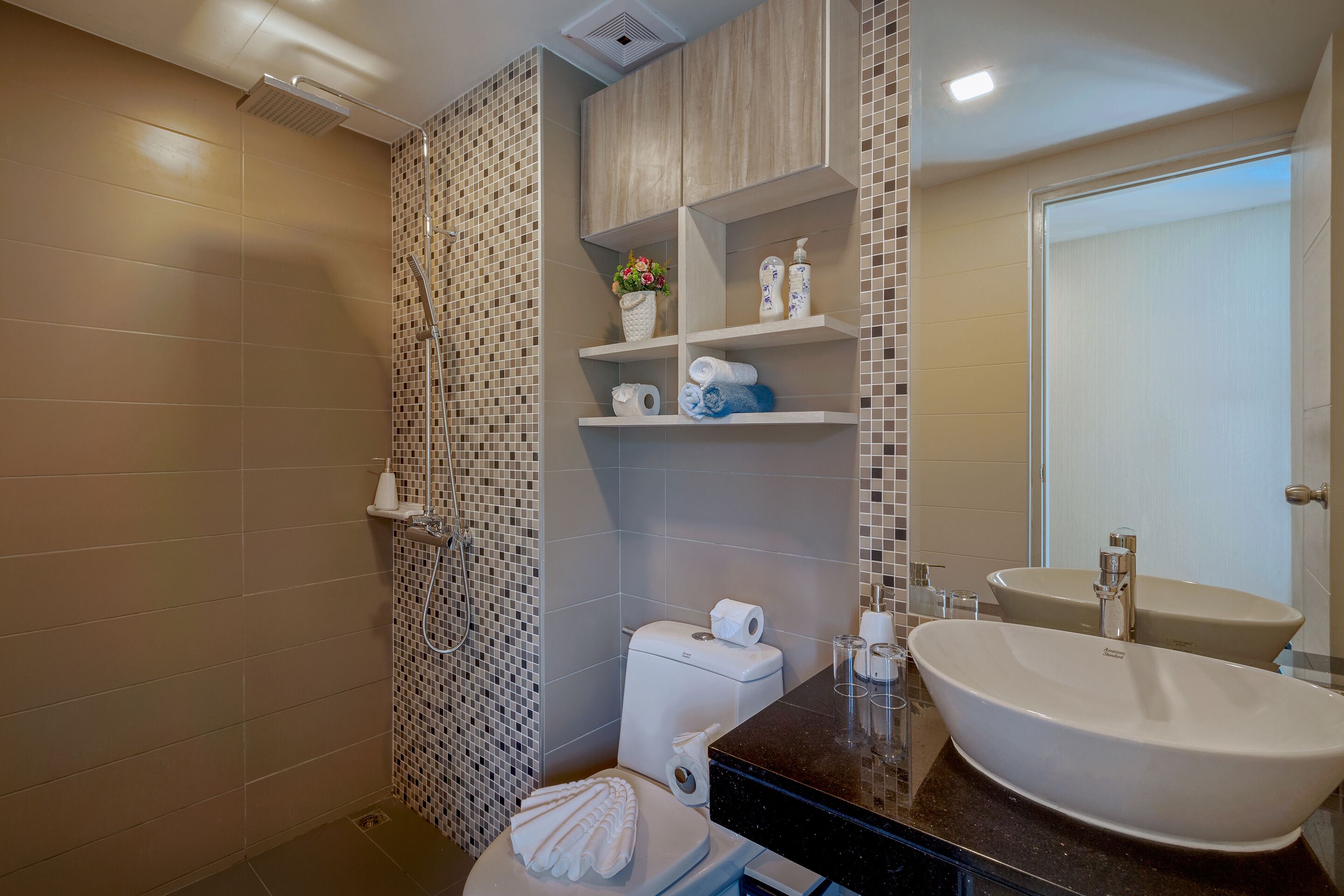Phòng Deluxe, quang cảnh núi | Phòng tắm | Buồng tắm vòi sen, vòi sen phun mưa, đồ dùng nhà tắm miễn phí 