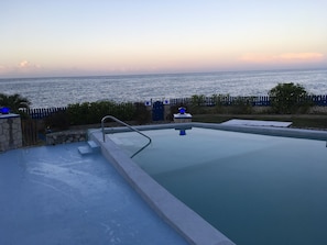 Outdoor pool, sun loungers - Blue Sky Villa (Negril)