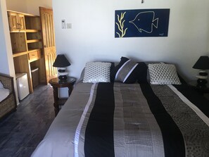 4 bedrooms, in-room safe, blackout drapes, iron/ironing board - Blue Sky Villa (Negril)