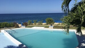 Una piscina al aire libre, tumbonas