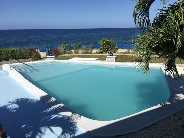 Outdoor pool, sun loungers - Blue Sky Villa (Negril)