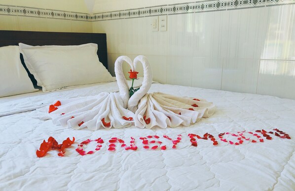 City Bungalow | Premium bedding, down comforters, free WiFi